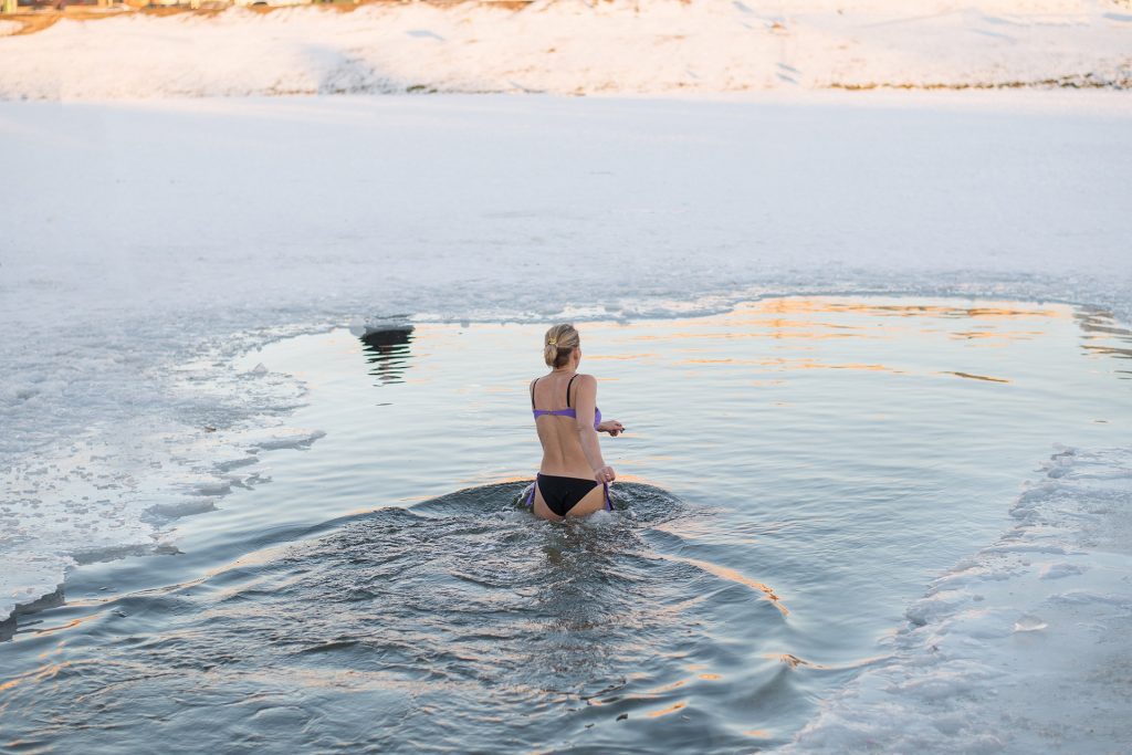 morsująca kobieta w stroju kąpielowym wchodzi do wody