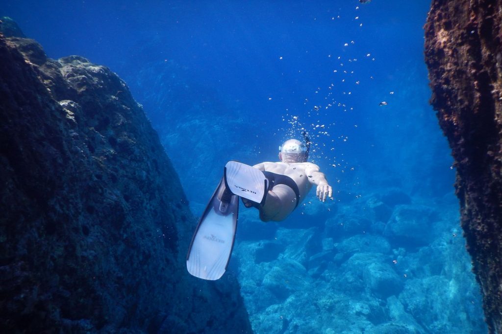 nurkowanie między skałami na Sardynii we Włoszech