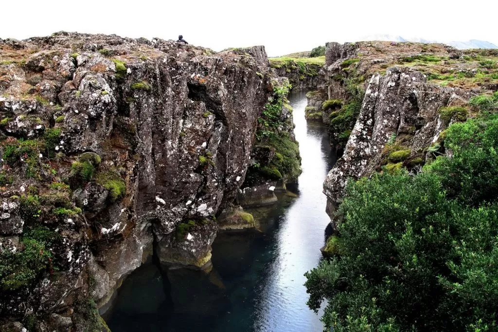 Thingvellir Park Narodowy w którym spotykają się dwie płyty tektoniczne Islandia