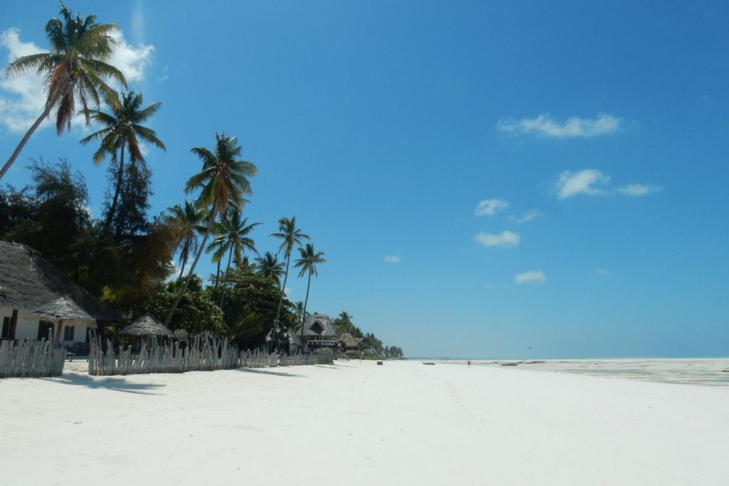 Biała plaża na Zanzibarze w Tanzanii