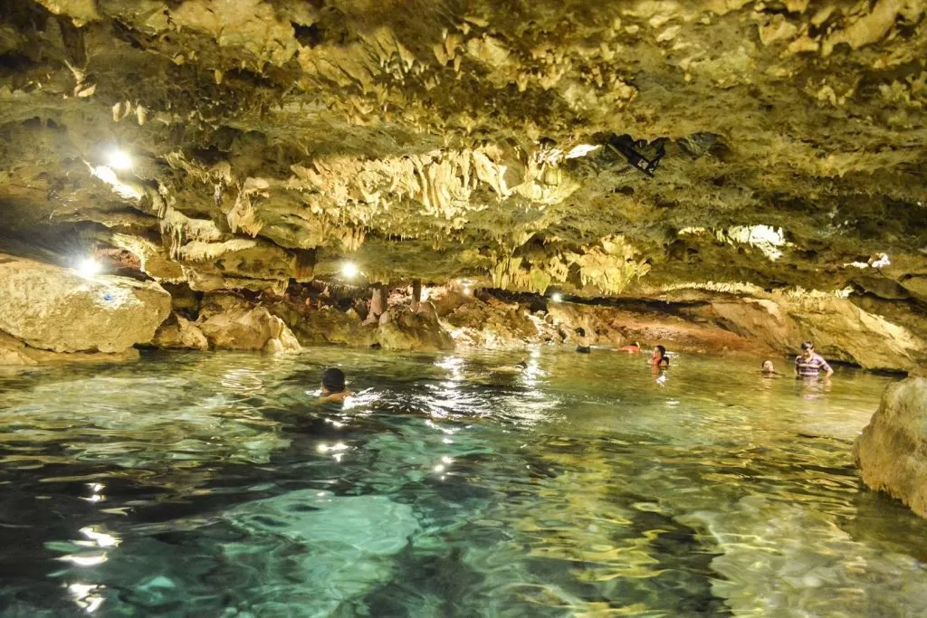 oświetlona jaskinia na Jukatanie nurkowanie w cenotach Meksyk