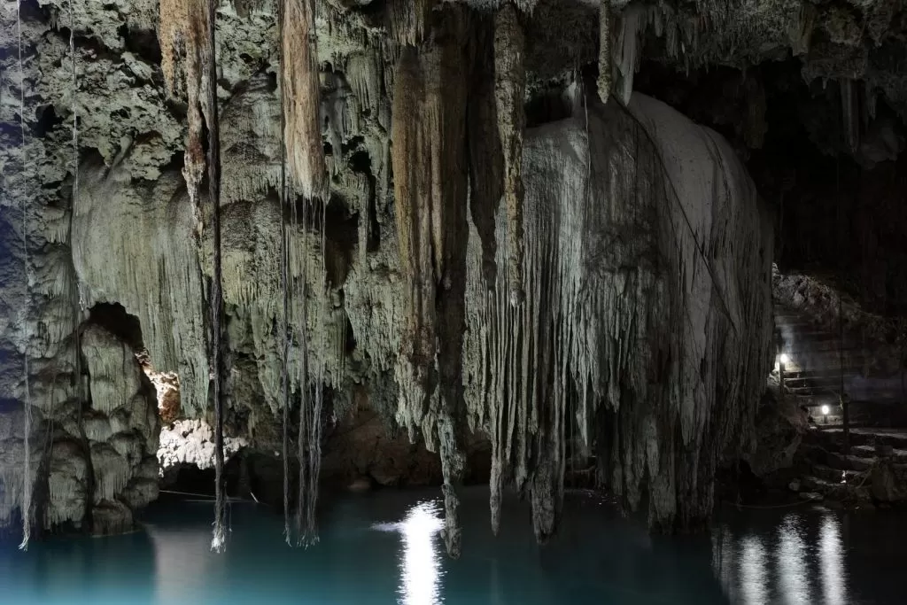 potężne stalagmity i stalaktyty zwisające nas studnią krasową cenotą w Meksyku