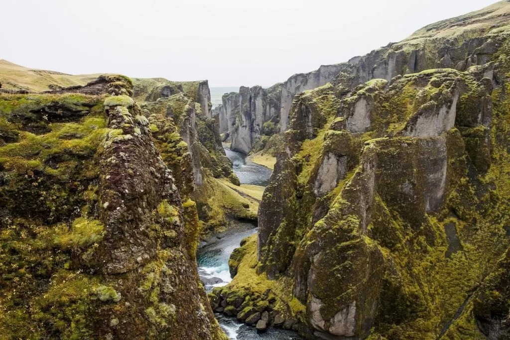 Szczelina między płytami tektonicznymi w Parku Narodowym Thinvellir na Islandii