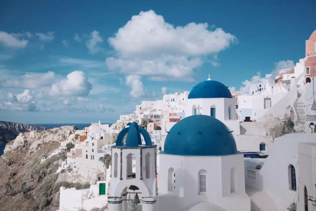 Biało-niebieskie zabudowania charakterystczne dla greckiej wyspy Santorini