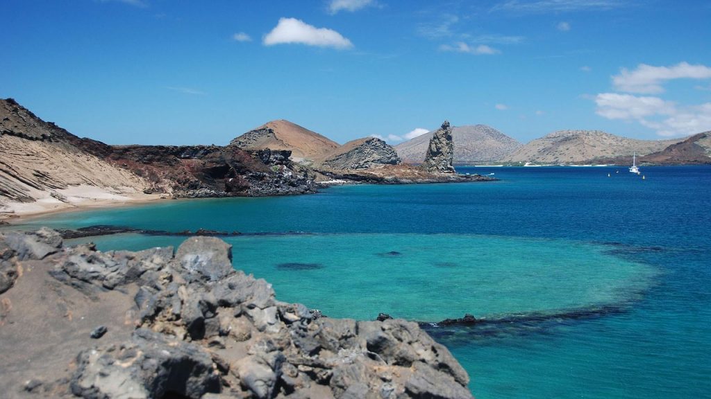 Błękitne morze i wybrzeże jednej z wysp Galapagos
