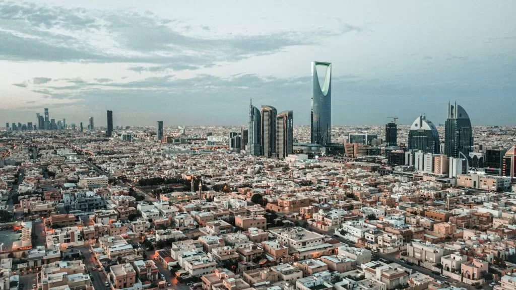Miasto w Arabii Saudyjskiej wieżowce i zabudowania