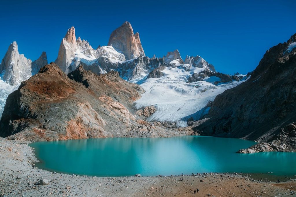 Lodowiec i jezioro górskie w Patagonii w Argentynie