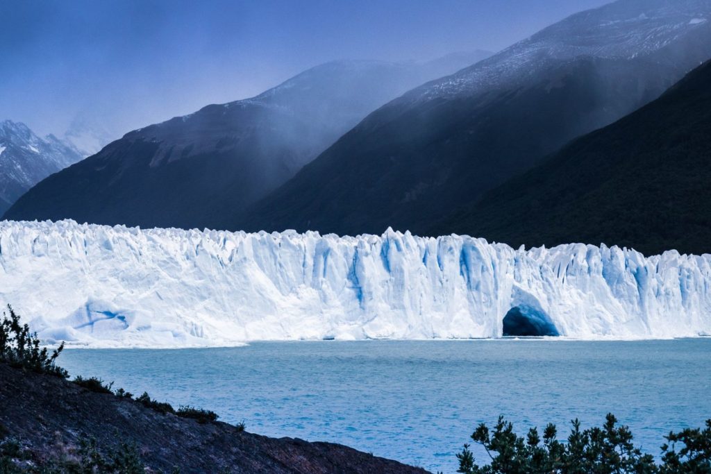 Jezioro i lodowiec na Ziemii Ognistej w Argentynie