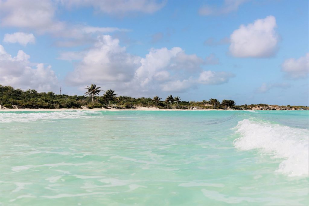 Ocean i biała plaża na Kubie