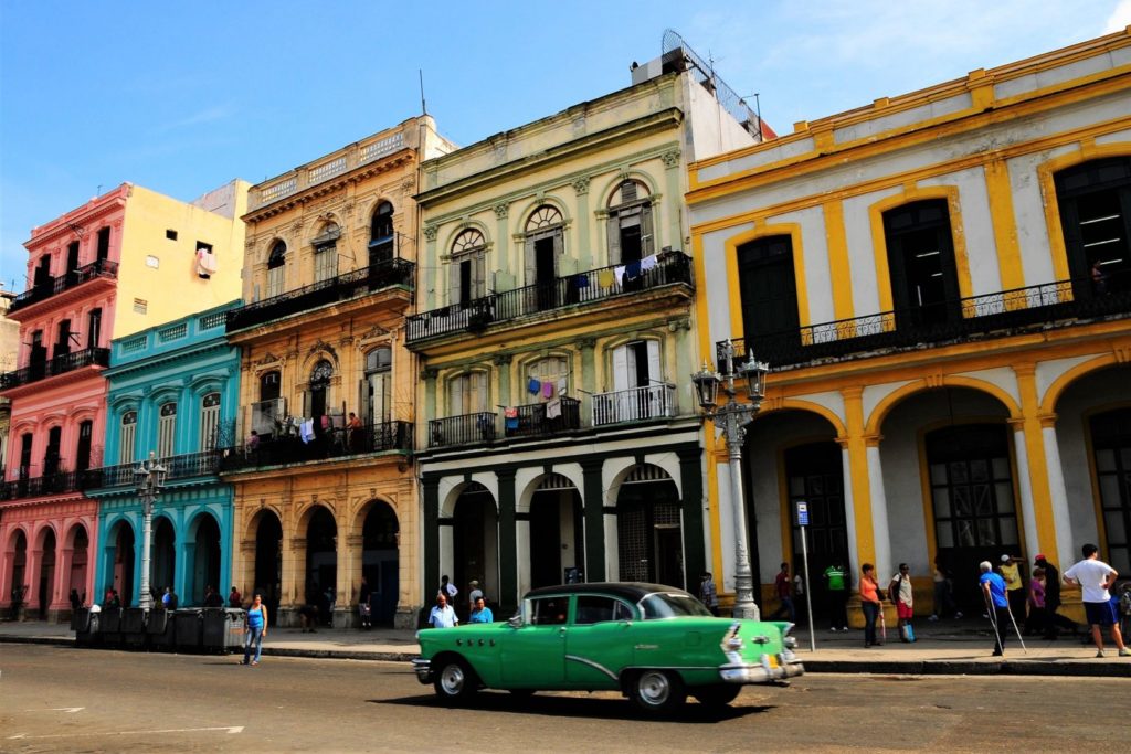 Kolorowe kolonialne kamienice i oldtimer na Kubie