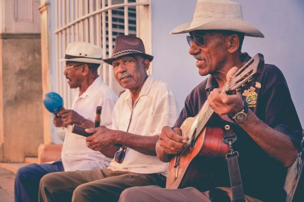 Starsi panowie Kubańczycy grają karaibską muzyką na deptaku