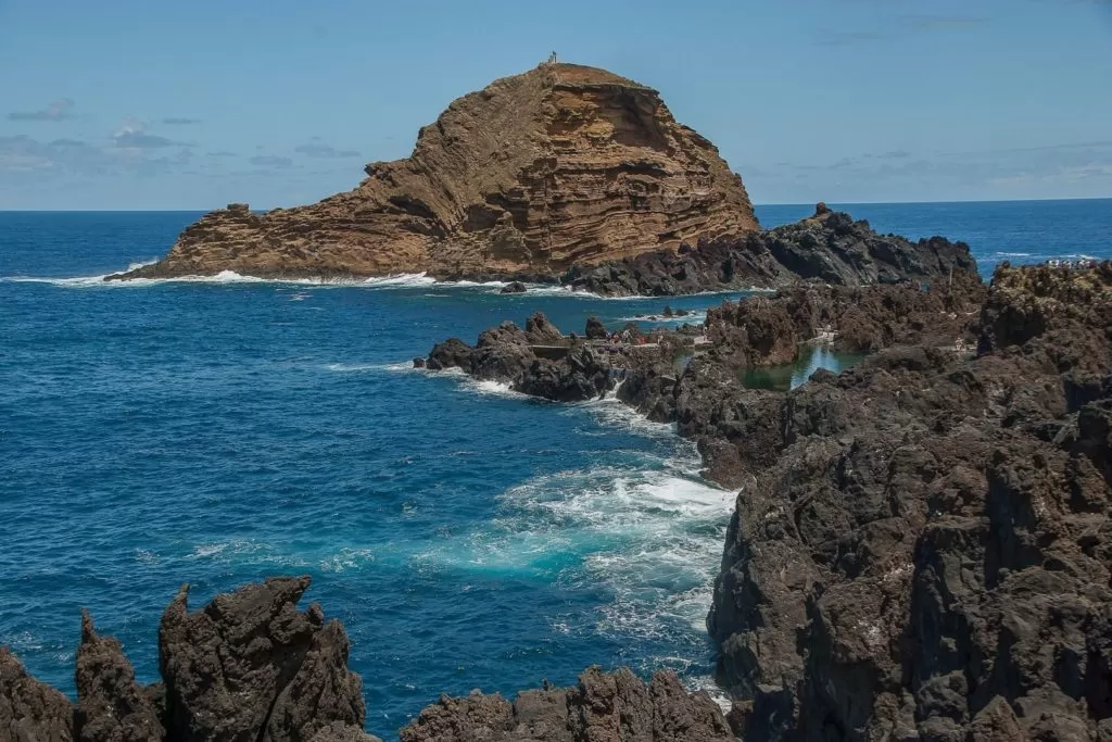 Widok na Ocean Atralntyki i ciemne skały na Maderze
