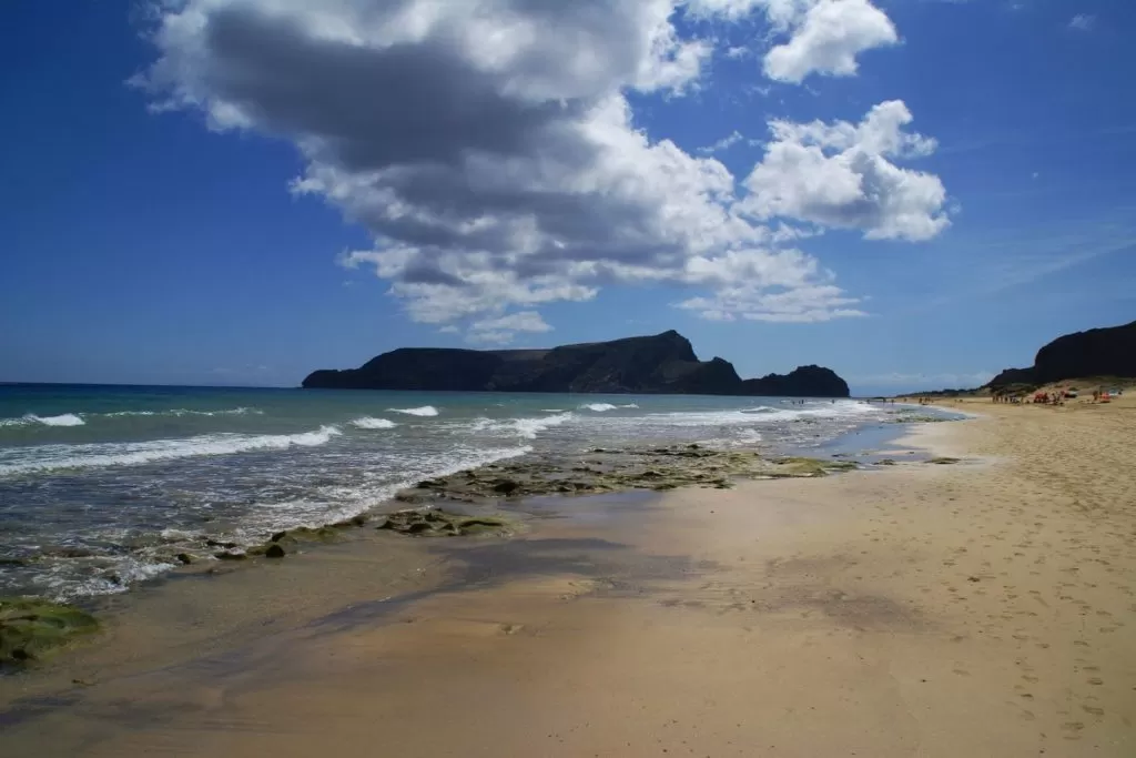 Piaszczysta plaża na wyspie Porto Santo