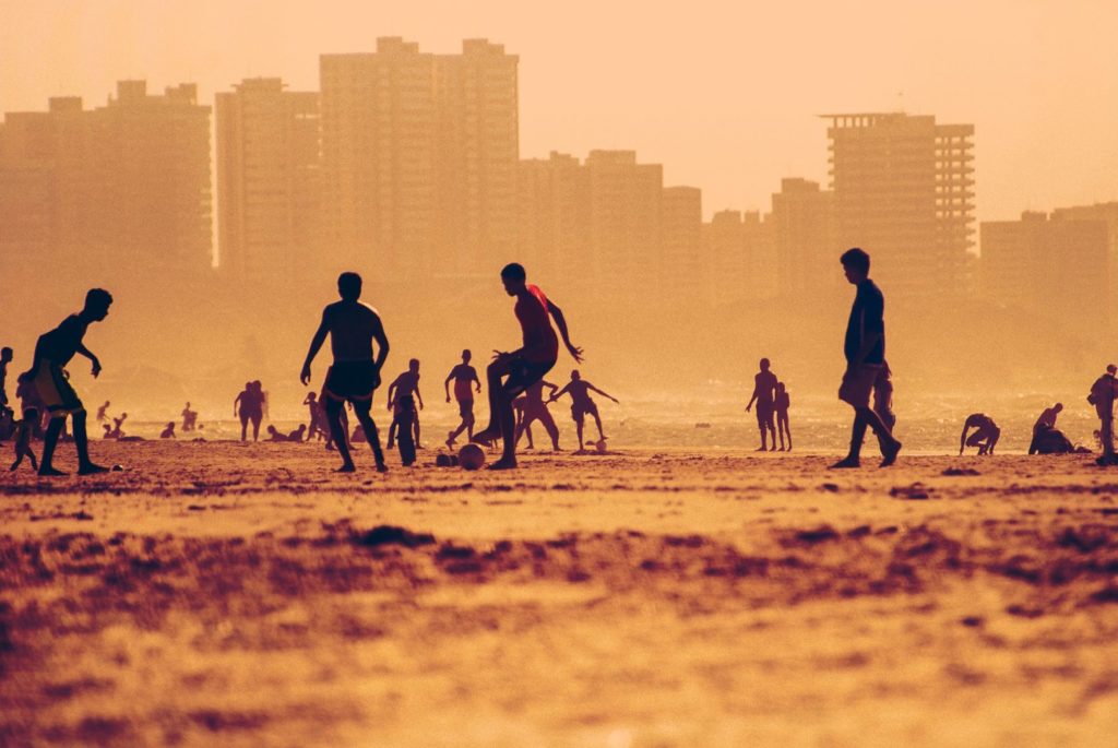 Brazylijskie dzieci grają w piłkę nożną