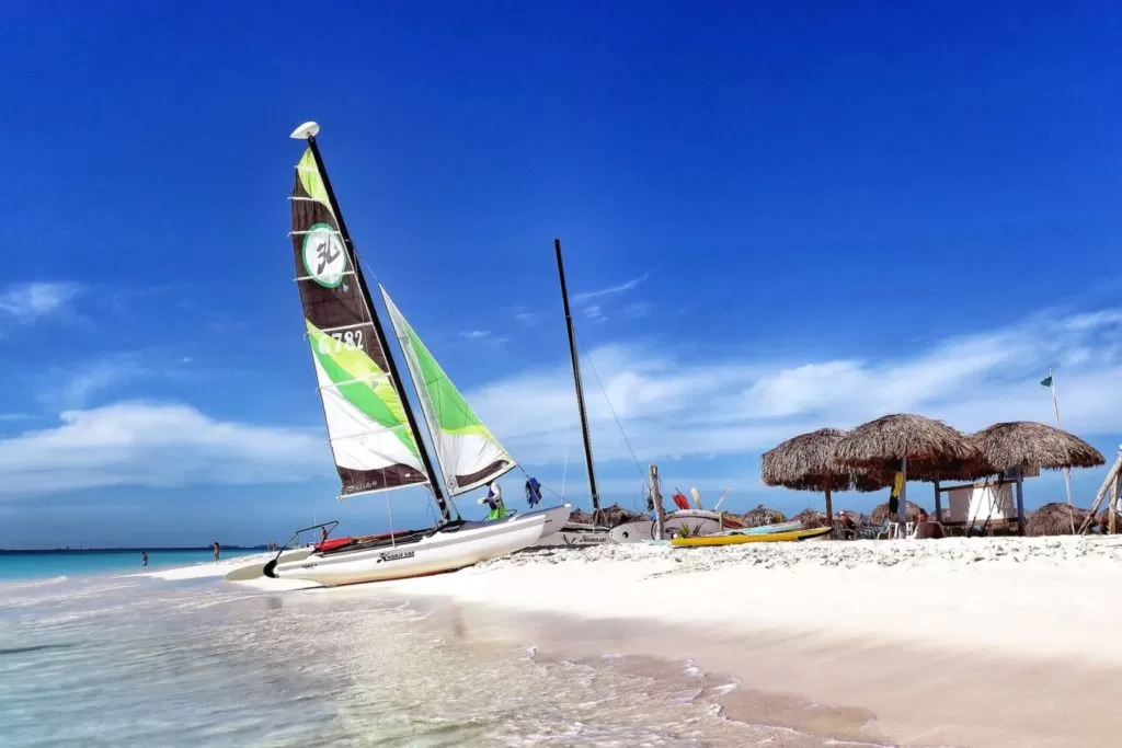 Karaibska plaża na Kubie i łódź