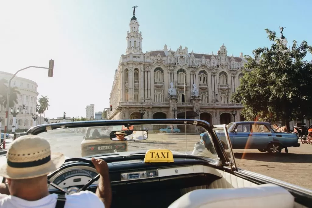 Zwiedzanie Havany stolicy Kuby jadąc oltimerem przez miasto