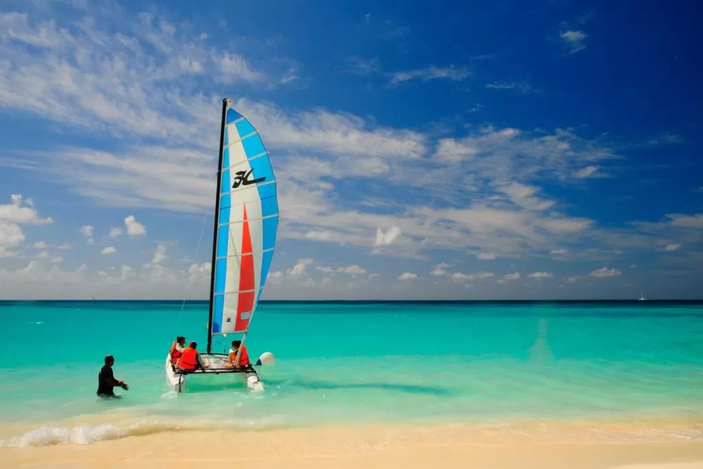 Sporty wodne na karaibskiej plaży na Kubie