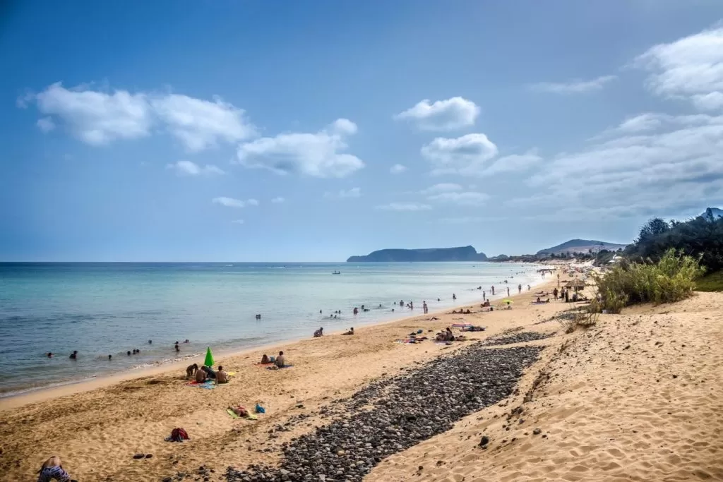 Plaża na Porto Santo wyspie należącej do Portugalii