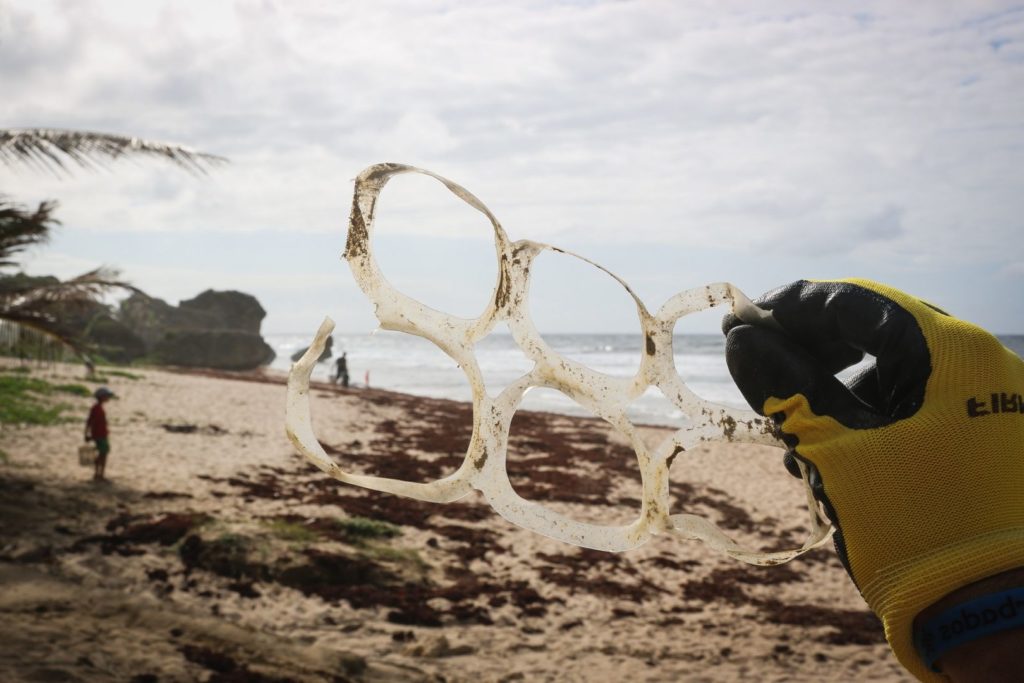 Plastikowe śmieci zebrane podczas ekonurkowania - sprzątania plaży w przedwie od podwodnej rozrywki Tajlandia